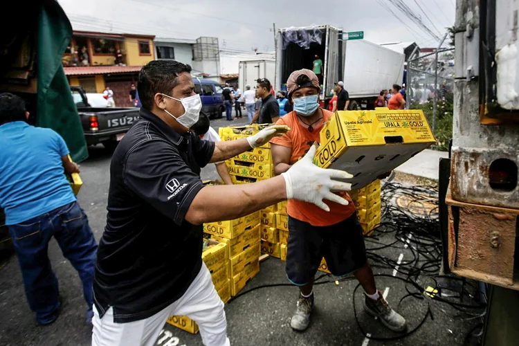 Costa Rica: população recebeu cestas de alimentos distribuídos por pequenos produtores (Juan Carlos Ulate/Reuters)
