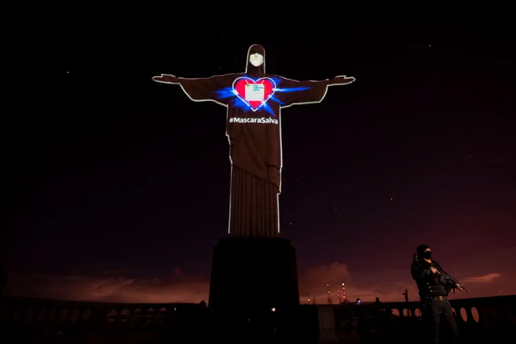 Cristo Redentor: estátua recebeu projeção de máscara para conscientizar no combate ao coronavírus (Correspondente/Getty Images)