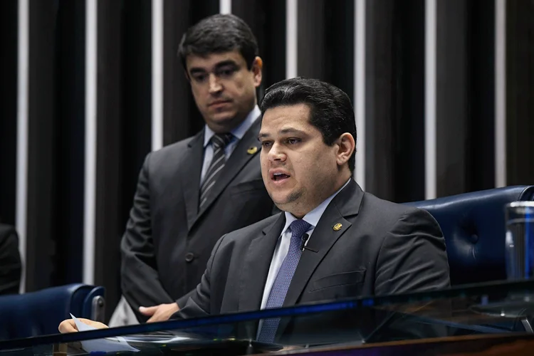 Davi Alcolumbre: "A decisão foi tomada por nós parlamentares por entendermos que o Legislativo precisa continuar trabalhando para amenizar os efeitos negativos da pandemia da covid-19" (Marcos Oliveira/Agência Senado)