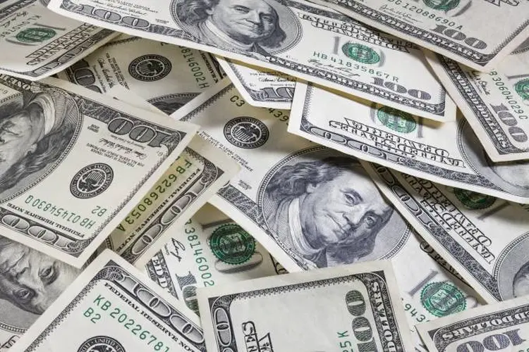 Dólar avança contra o real em linha com cenário externo (halduns/Getty Images)