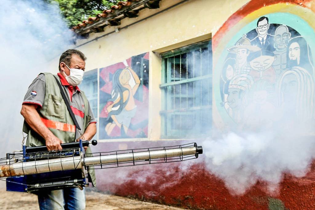 Dengue: agente de saúde faz fumegação para combater proliferação do mosquito transmissor da dengue em escola (Jorge Adorno/Reuters)
