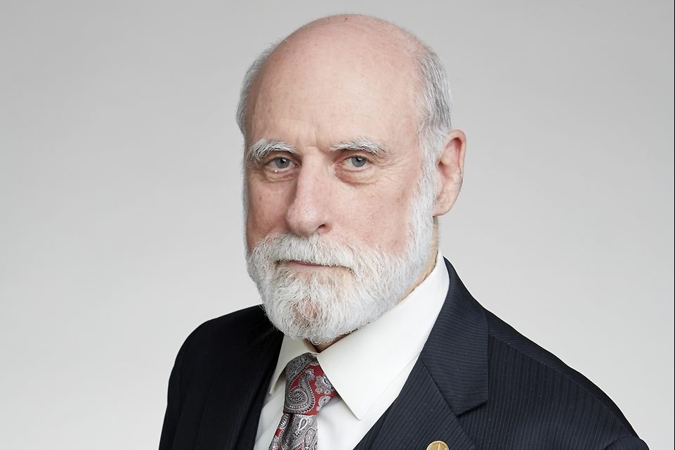 Todos devem usufruir do poder da internet, diz Vint Cerf, pioneiro da rede