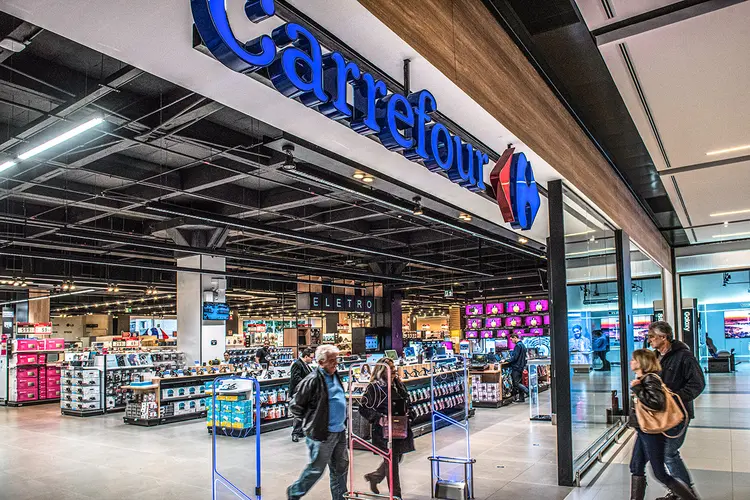 Carrefour: a Alimentation Couche-Tard está explorando uma possível aquisição da rede francesa (Germano Lüders/Exame)
