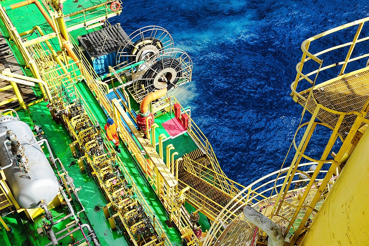 Petrobras tem prejuízo histórico de R$48,5 bi após rever preço do petróleo