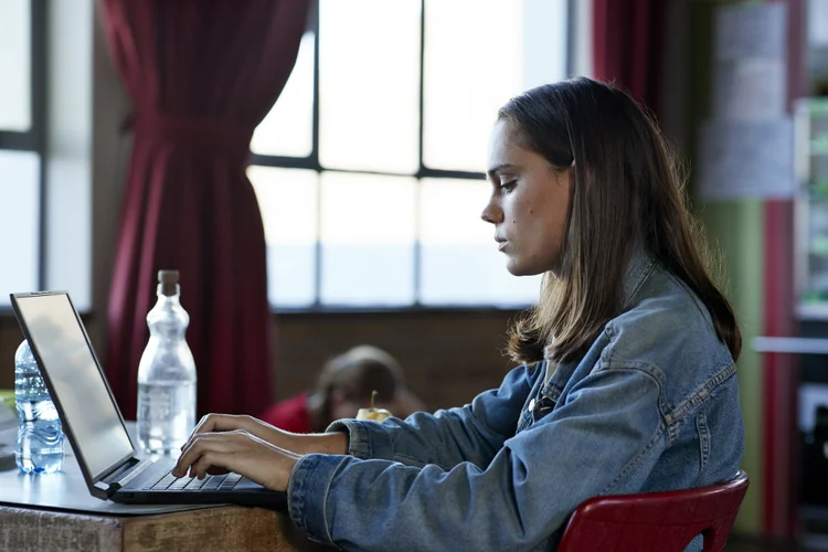 Aulas à distância: cursos EaD tiveram menor taxa de desistência em abril e podem se mostrar como grandes vitoriosos da pandemia (Klaus Vedfelt/Getty Images)