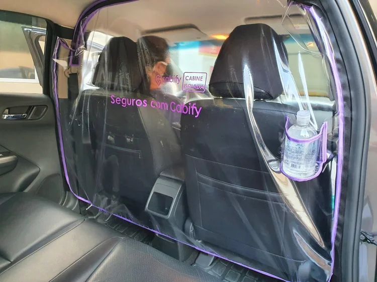 Película divisória: no Brasil, serão distribuídas máscaras e álcool em gel nas oito cidades em que a empresa atua  (Cabify/Divulgação)