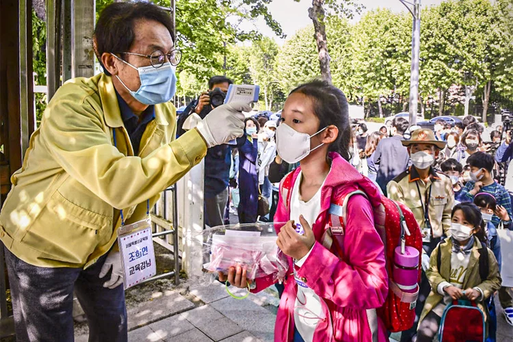 Coreia do Sul limita número de alunos em escolas após casos de covid-19 (Kyodo News / Colaborador/Getty Images)