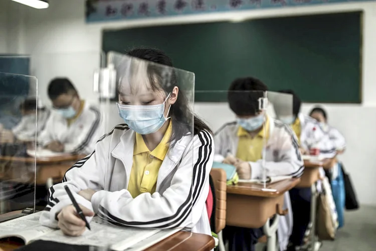 China: país adota medidas para conter uma nova onda de infecções por covid-19 (Stringer/Getty Images)