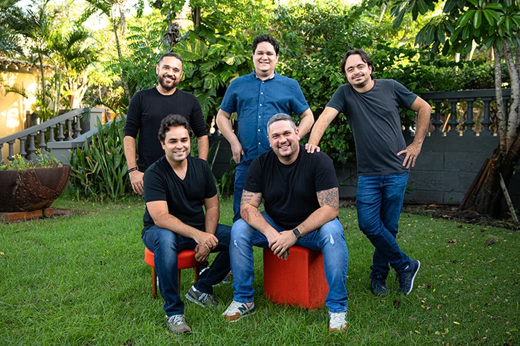 Gil Vieira, Nicolas Matos, Thyago Otoni, David Barretto e Bruno Oliveira, sócios da Explicaê: startup fundada em 2016 oferece o conteúdo do Ensino Médio em uma plataforma digital (Explicaê/Divulgação)