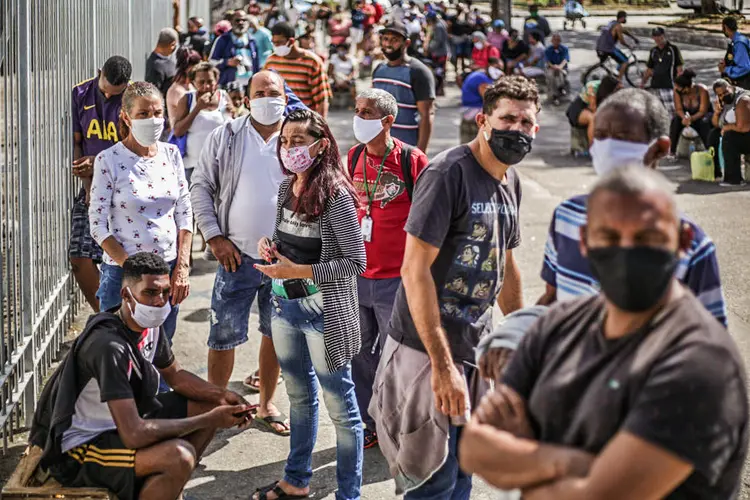 Fila para retirada de auxílio emergencial: a crise da covid-19 é regressiva, atingindo de modo desproporcional lares de baixa renda e empresas menores (Andre Coelho/Getty Images)