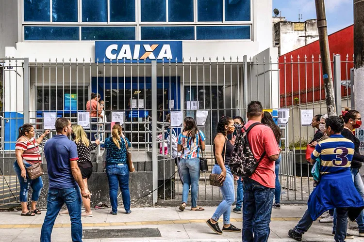 Fila para sacar auxílio de R$ 600 na Caixa (Germano Lüders/Exame)