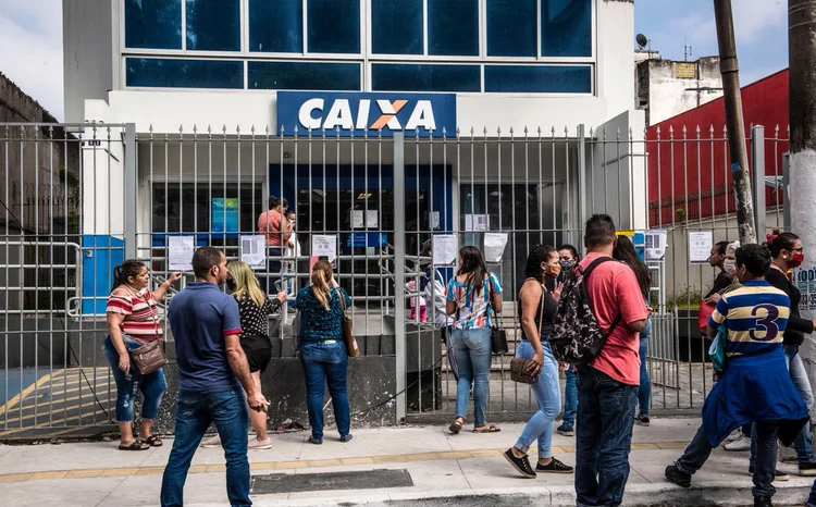 Fila para sacar auxílio de R$ 600 na Caixa: benefício é destinado para desempregados e informais (Germano Lüders/Exame)