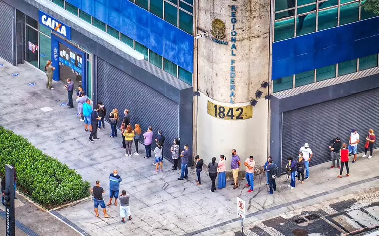 Fila em agência da Caixa, em São Paulo, durante a pandemia: expectativa é de que as aglomerações diminuam com a adoção crescente das contas digitais (Roberto Parizotti/Fotos Públicas)