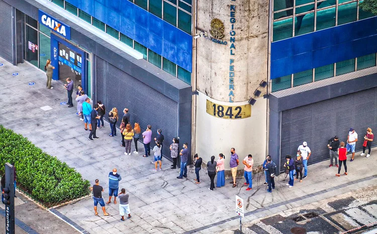 Fila na Caixa: mais funcionários e horários estendidos para reduzir filas (Roberto Parizotti/Fotos Públicas)