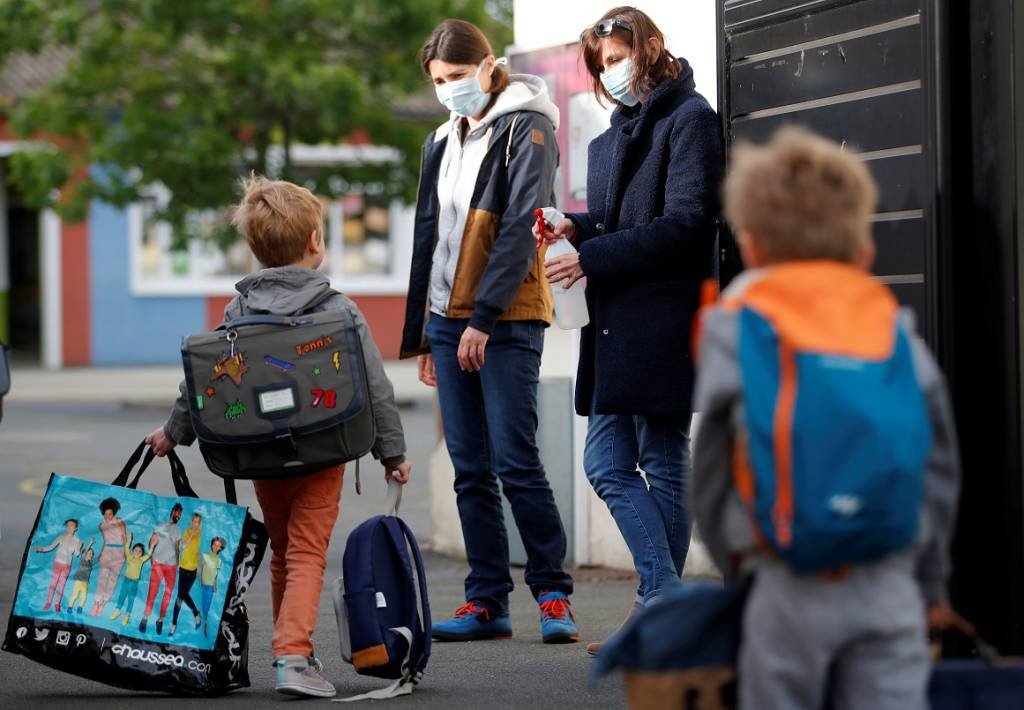França encara um dos grandes desafios da pandemia: reabrir escolas