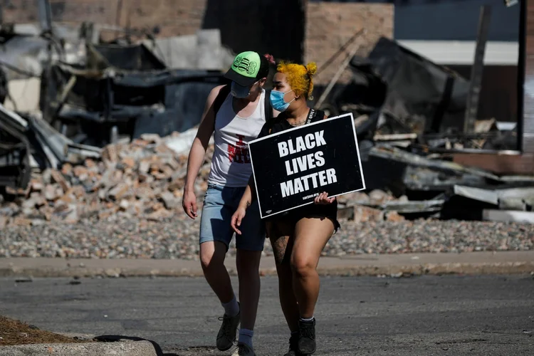 Protesto em Minneapolis: tumultos começaram na segunda-feira, após a divulgação de um vídeo que mostra o policial Derek Chauvin, que é branco, com o joelho no pescoço de George Floyd, negro – que morreu em seguida (Carlos Barria/Reuters)