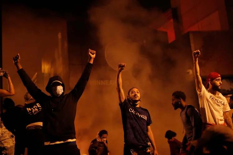 Protestos pela morte de George Floyd: Minneapolis registrou incêndios e equipe da CNN foi presa ao vivo na cobertura dos fatos (Carlos Barria/Reuters)