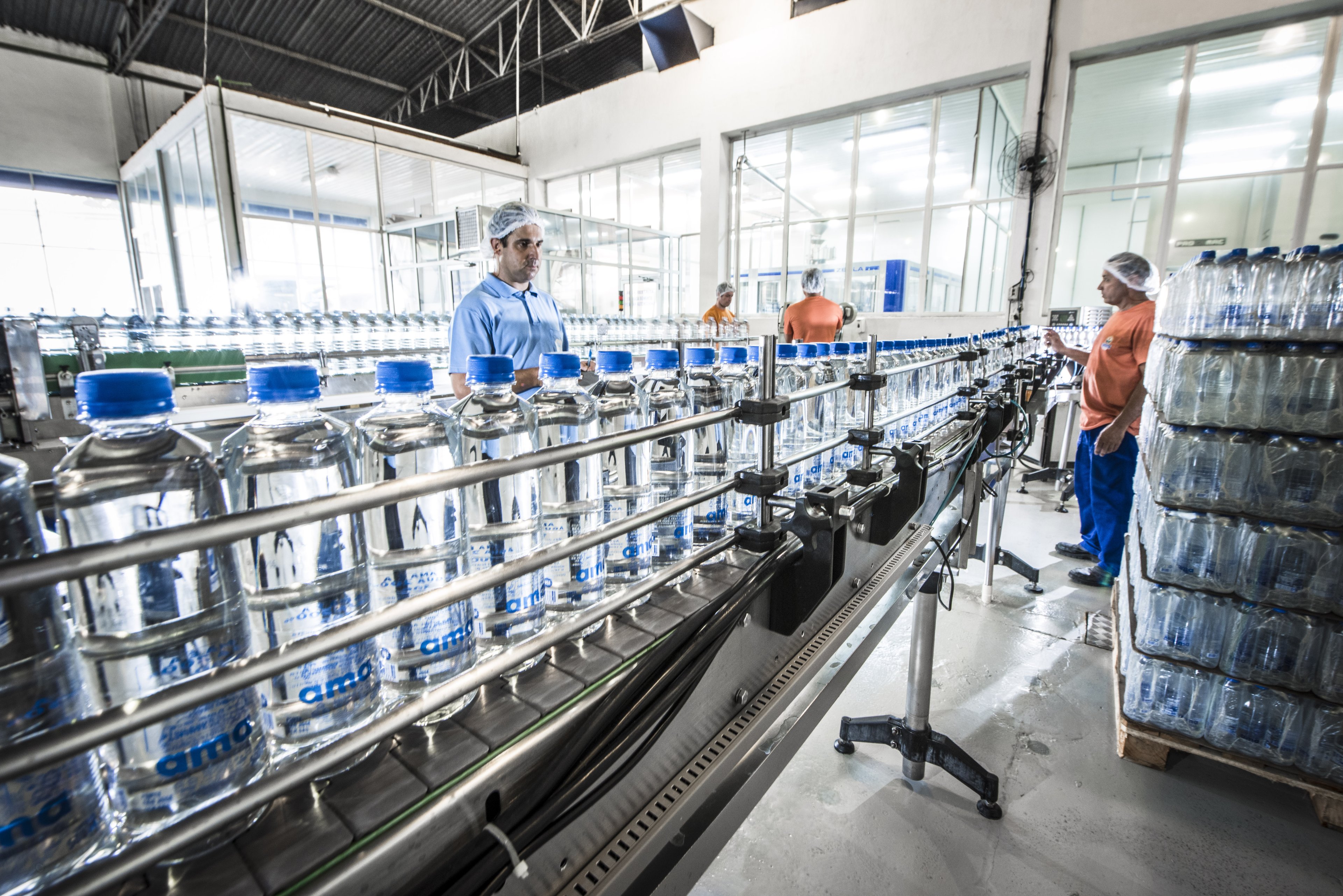 Ambev vai doar 1,4 milhão de litros de água para comunidades