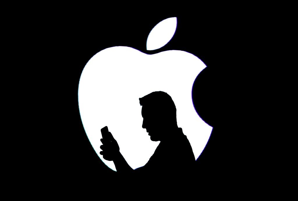 Apple: empresa entrou na mira de órgãos reguladores europeus após denúncias de que sua assistente de voz poderia gravar áudios (Anadolu Agency/Getty Images)