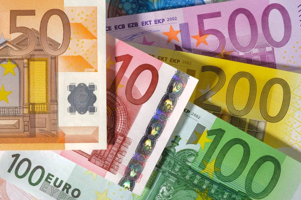 Euro valoriza ante o dólar com aprovação do pacote econômico da UE