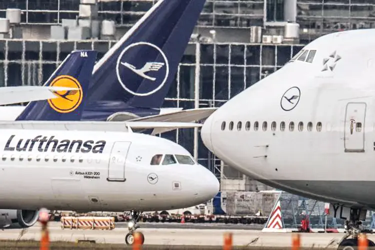 A companhia aérea alemã Lufthansa anunciou nesta quinta-feira um prejuízo recorde de 6,7 bilhões de euros em 2020 pelas restrições no setor aéreo, adotadas para frear a pandemia de coronavírus (Boris Roessler/Getty Images)