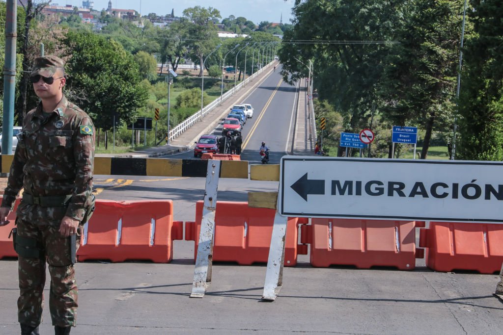 Preocupado com covid-19 no Brasil, Uruguai aumenta controle em fronteiras