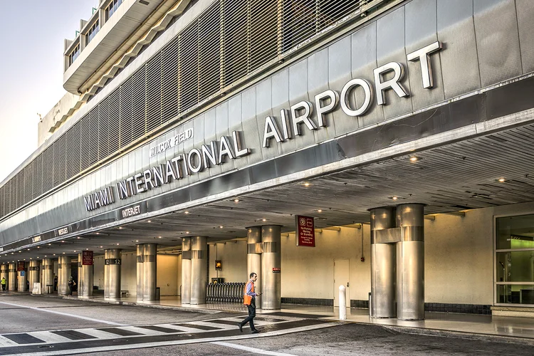 Aeroporto de Miami: o prefeito da cidade é a favor de suspender os voos do Brasil (Eva Marie Uzcategui Trinkl/Anadolu Agency/Getty Images)