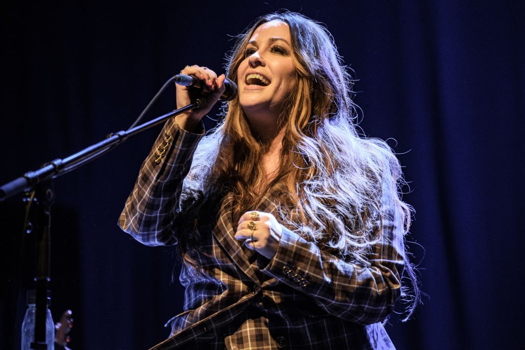 Alanis Morissette faz live com artistas de musical da Broadway nesta terça