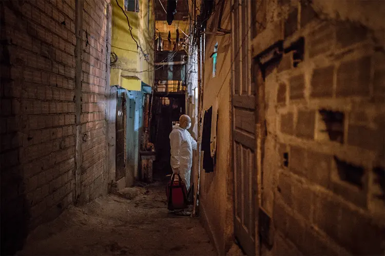 Profissionais da Saúde atuam em favelas durante pandemia de coronavírus (picture alliance / Colaborador/Getty Images)