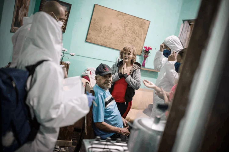 Enfermeiros examinam a população de Paraisópolis, em São Paulo (Andre Lucas/Getty Images)