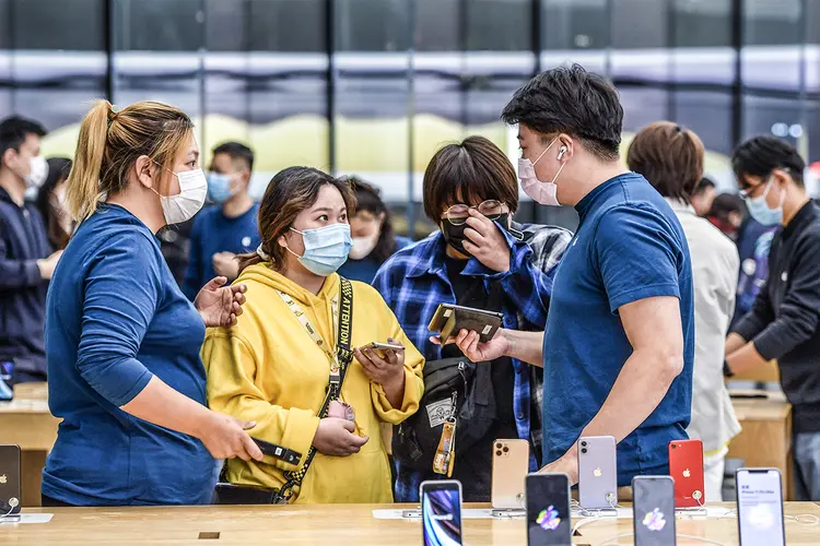 NANJING, CHINA - APRIL 24, 2020 - Customers learn about the new iPhone Se in an apple store in Nanjing, Jiangsu Province, China, on the night of April 24, 2020.- PHOTOGRAPH BY Costfoto / Barcroft Studios / Future Publishing (Photo credit should read Costfoto/Barcroft Media via Getty Images) (Costfoto/Barcroft Media via Getty Images/Getty Images)