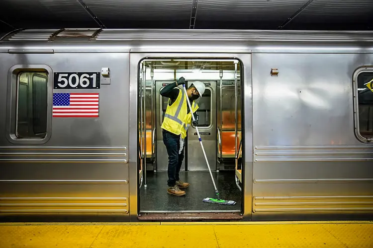 Pessoa trabalha na descontaminação e limpeza do metrô de Nova York em meio a pandemia do novo coronavírus (NurPhoto / Colaborador/Getty Images)