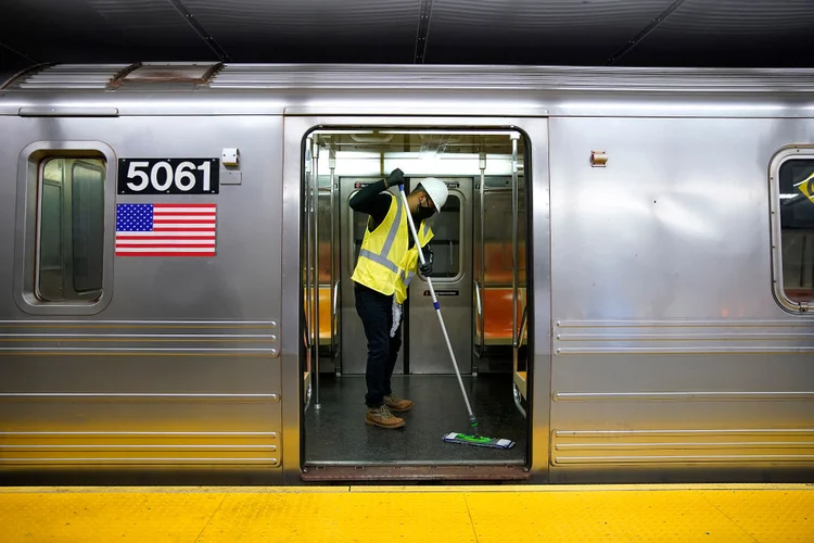 Pessoa trabalha na descontaminação e limpeza do metrô de Nova York em meio a pandemia do novo coronavírus (NurPhoto / Colaborador/Getty Images)