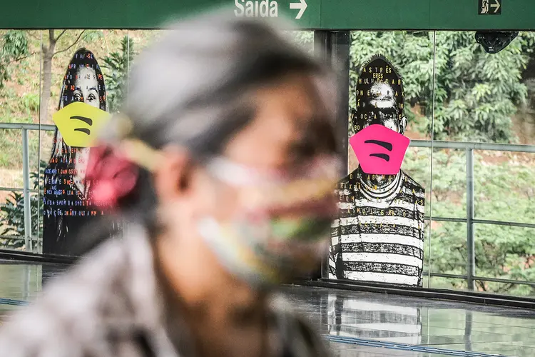 Pessoa usa máscara de proteção no metrô Sumaré, em São Paulo.  (Fabio Vieira/FotoRua/NurPhoto/Getty Images)