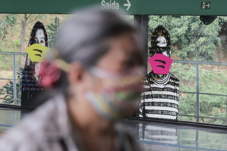 Pessoa usa máscara de proteção no metrô Sumaré, em São Paulo.  (Fabio Vieira/FotoRua/NurPhoto/Getty Images)