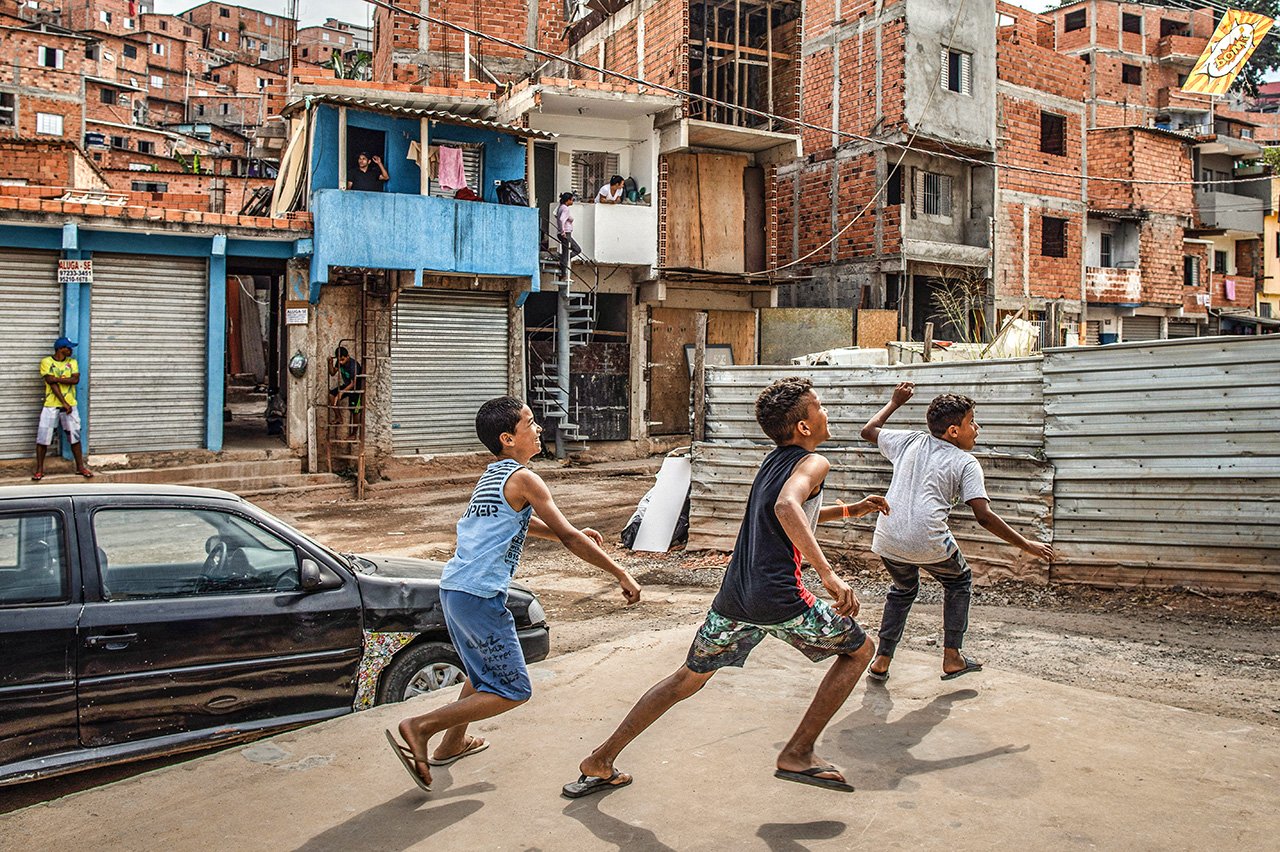 Crianças brincam em Paraisópolis, São Paulo, Brasil, 6 de maio de 2020