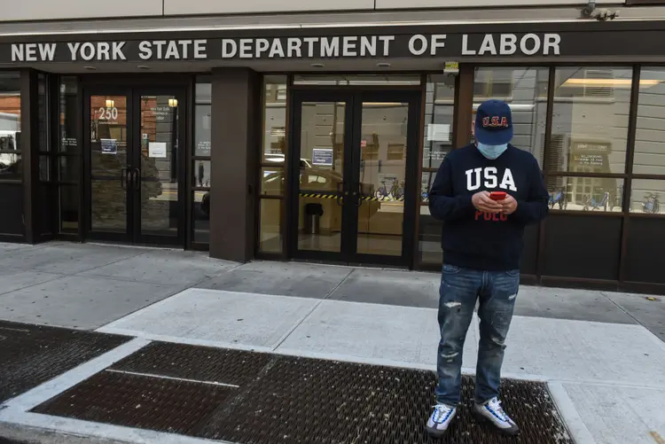Estados Unidos: homem em frente do Departamento do Trabalho do estado de Nova York (Stephanie Keith/Getty Images)