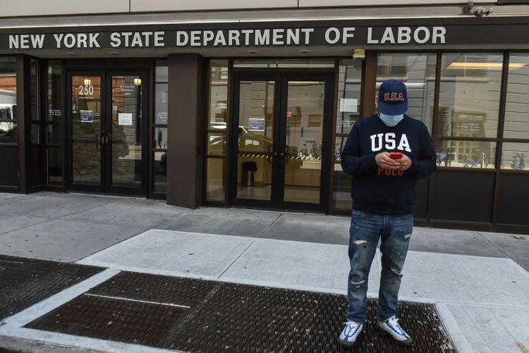 Estados Unidos: homem em frente do Departamento do Trabalho do estado de Nova York (Stephanie Keith/Getty Images)