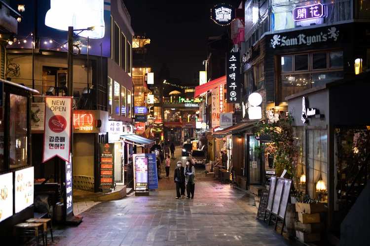 Bares e restaurantes em Seul: a cidade fechou os estabelecimentos depois de um novo surto da covid-19 (SeongJoon Cho/Getty Images)