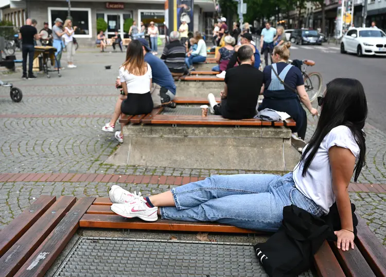 Pessoas nas ruas de Frankfurt, na Alemanha: casos de covid-19 subiram no país após a reabertura da quarentena (Arne Dedert/picture alliance/Getty Images)