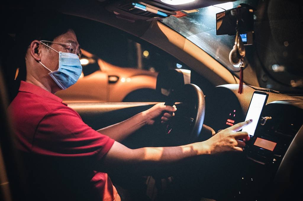 Prevenção: motoristas de aplicativos podem ter que usar máscaras para diminuir a chance de contágio do coronavírus (simon2579/Getty Images)
