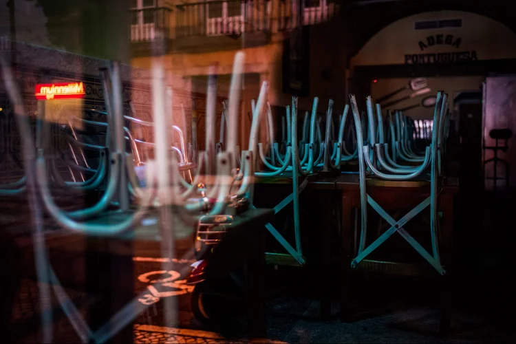 Cadeiras recolhidas em restaurante fechado em Lisboa, Portugal.  (ose Sarmento Matos/Bloomberg/Getty Images)