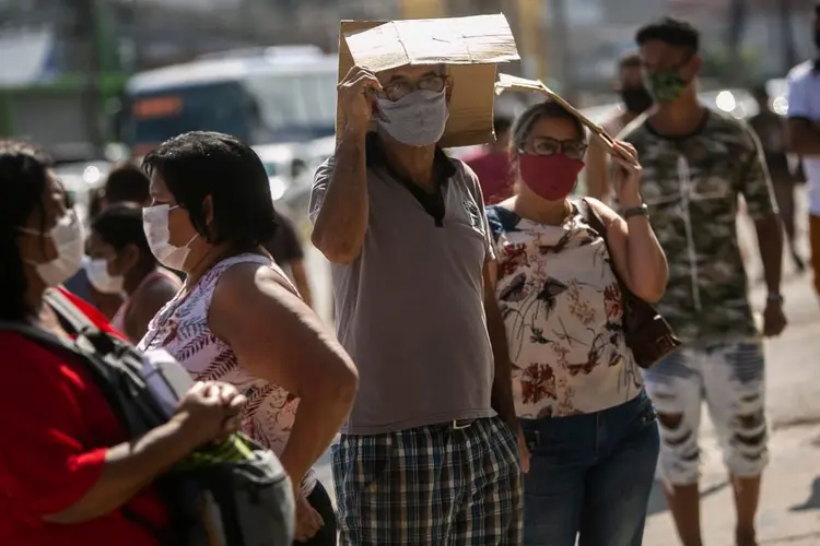 Brasileiros aguardam em fila para receber segunda parcela do auxilio emergencial do governo durante a pandemia do novo coronavírus.  (Bruna Prado/Getty Images)
