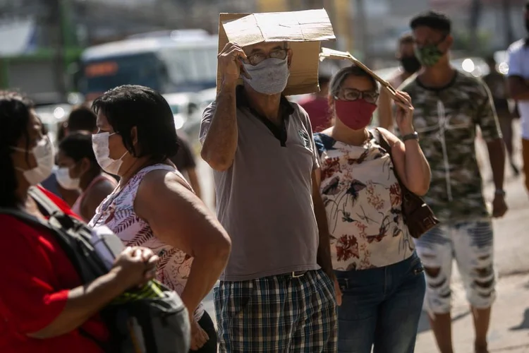 Coronavírus no Brasil: as mortes diárias por covid-19 superaram as de câncer há 12 dias, quando os óbitos pela pandemia ultrapassaram a barreira dos 700 em um só dia (Bruna Prado/Getty Images)