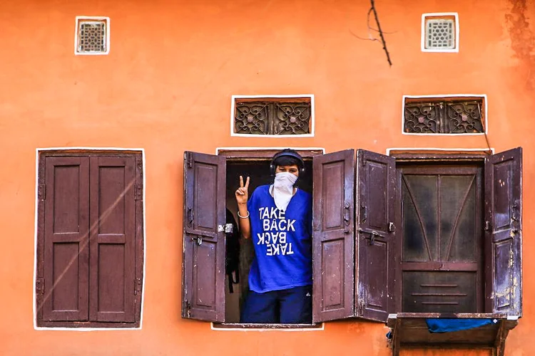 Menino dentro de casa durante quarentena contra o coronavírus na Índia (NurPhoto / Colaborador/Getty Images)