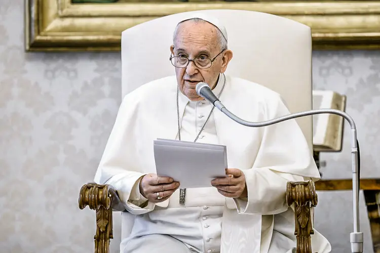 Profissionais da saúde: Mensagem do papa considera enfermeiros e enfermeiras "os santos da porta ao lado", por relação humanizadora com doentes (Vatican Pool/Getty Images)