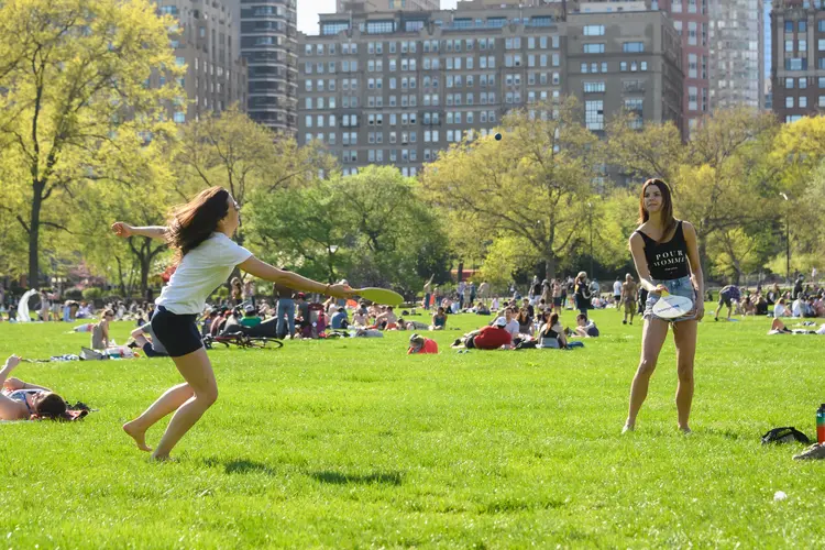 Nova York, no dia 2 de maio. Pessoas jogam no Central Park durante a pandemia do novo coronavírus, que já matou 244 mil em todo o mundo
 (Noam Galai/Getty Images)