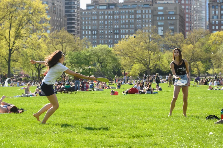 Nova York, no dia 2 de maio. Pessoas jogam no Central Park durante a pandemia do novo coronavírus, que já matou 244 mil em todo o mundo
 (Noam Galai/Getty Images)