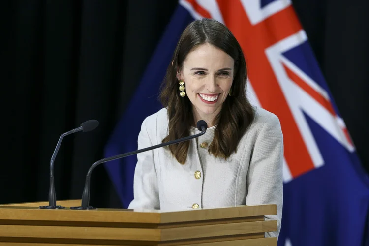 Jacinda Ardern: segundo a agência de notícias Reuters, a primeira-ministro teria feito uma pequena dança ao saber que a Nova Zelândia está livre do coronavírus (Hagen Hopkins/Getty Images)