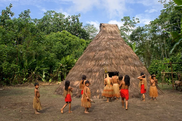 Amazônia: estatal Petroequador, acusada de não ter alertado sobre o vazamento, entregou quase meio milhão de litros de água às comunidades em abril e realiza uma remediação ambiental que vai durar até julho (Sergi Reboredo/Getty Images)